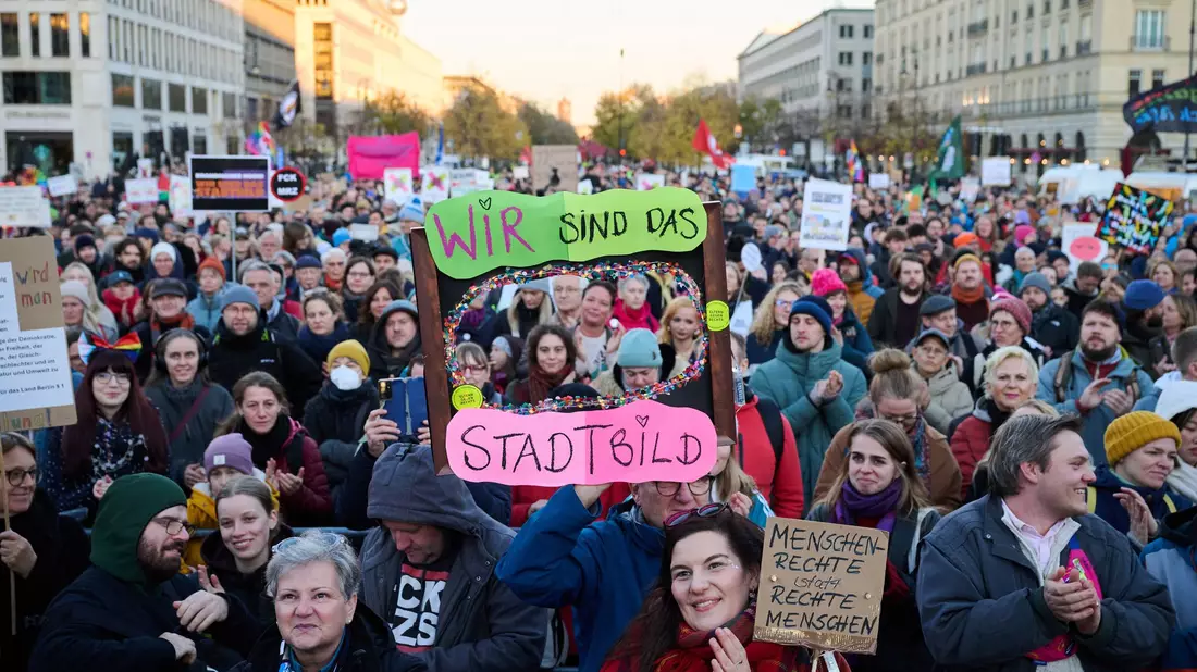 In Berlin und Kiel sind Demonstrationen zu den Merz-Äußerungen geplant. - Bild: Annette Riedl/dpa
