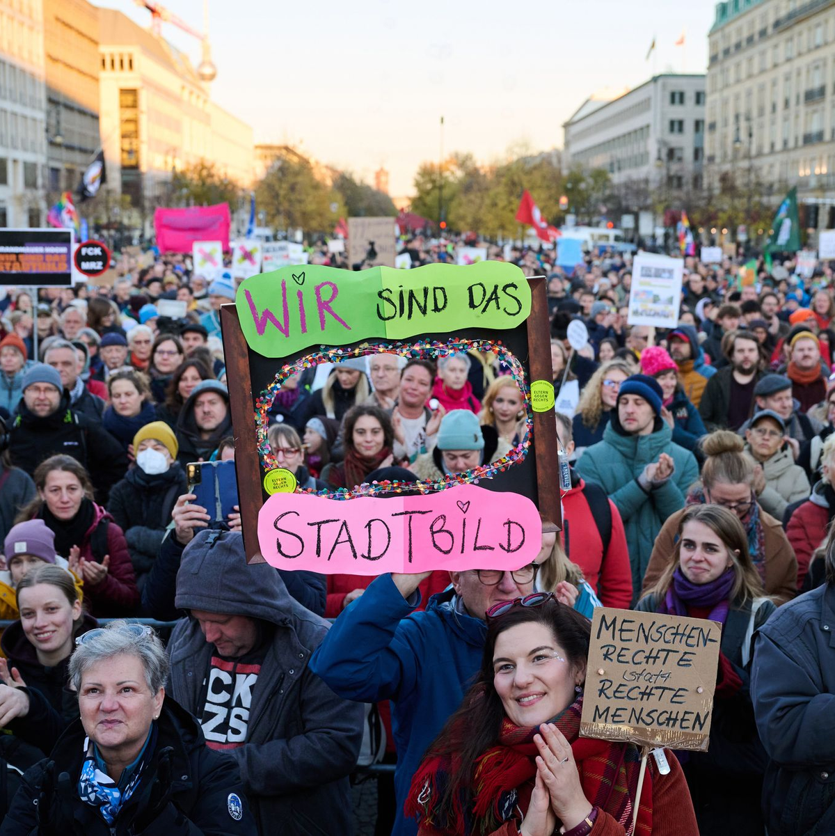 In Berlin und Kiel sind Demonstrationen zu den Merz-Äußerungen geplant. - Foto: Annette Riedl/dpa
