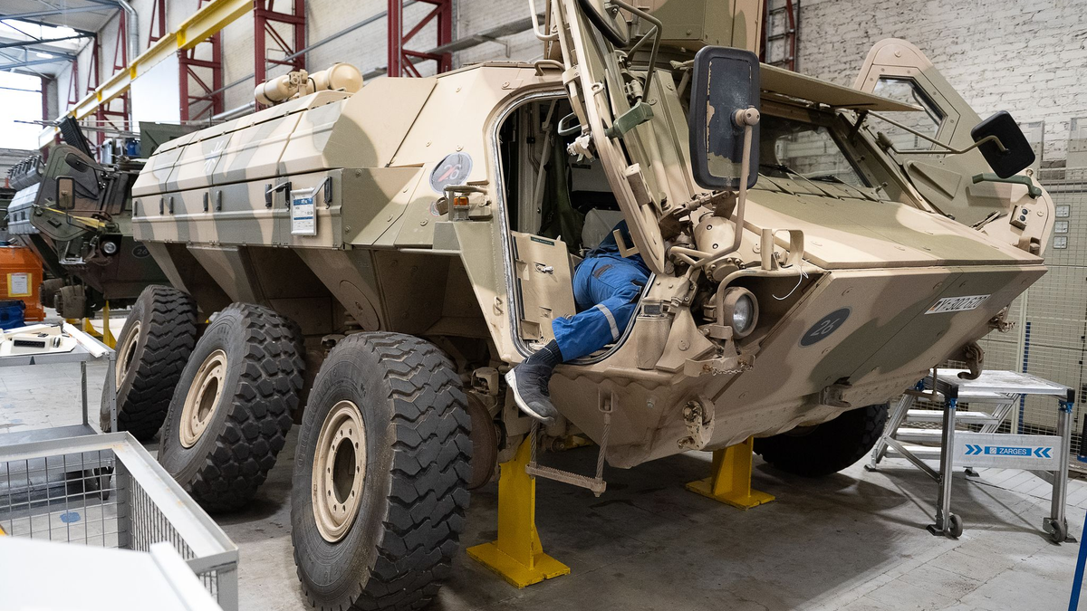 Ein Panzer vom Typ «Fuchs» in der Fertigung des Rüstungskonzerns Rheinmetall. (Archivbild) - Foto: Swen Pförtner/dpa