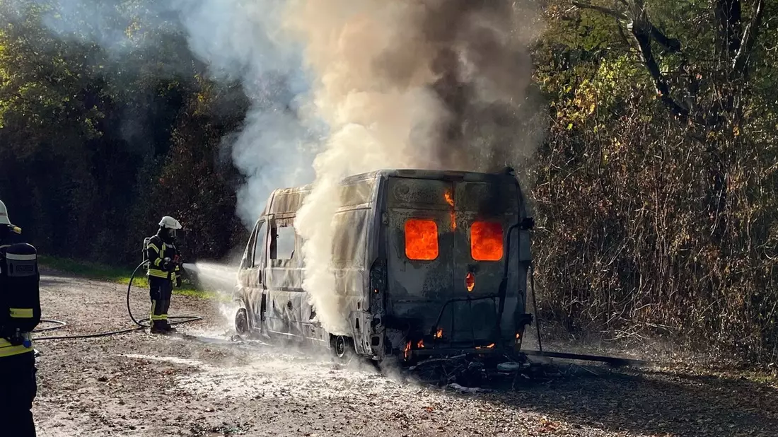 POL-MI: Wohnmobil brennt vollständig aus - Bild: presseportal.de
