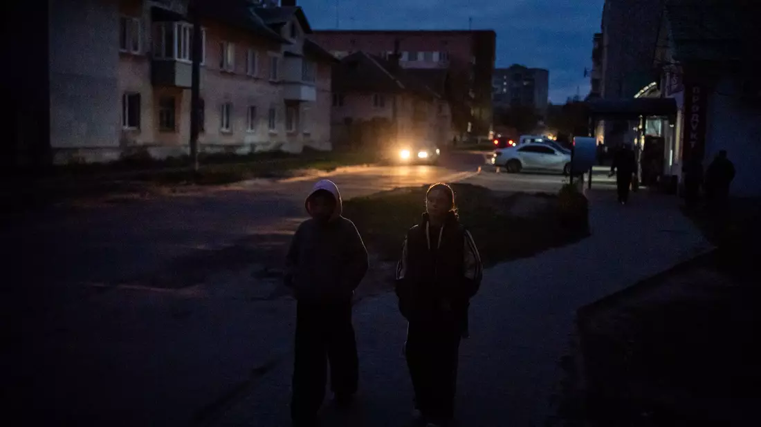 Russische Angriffe haben viele Städte der Ukraine ins Dunkel gestützt.  - Bild: Julia Demaree Nikhinson/AP/dpa