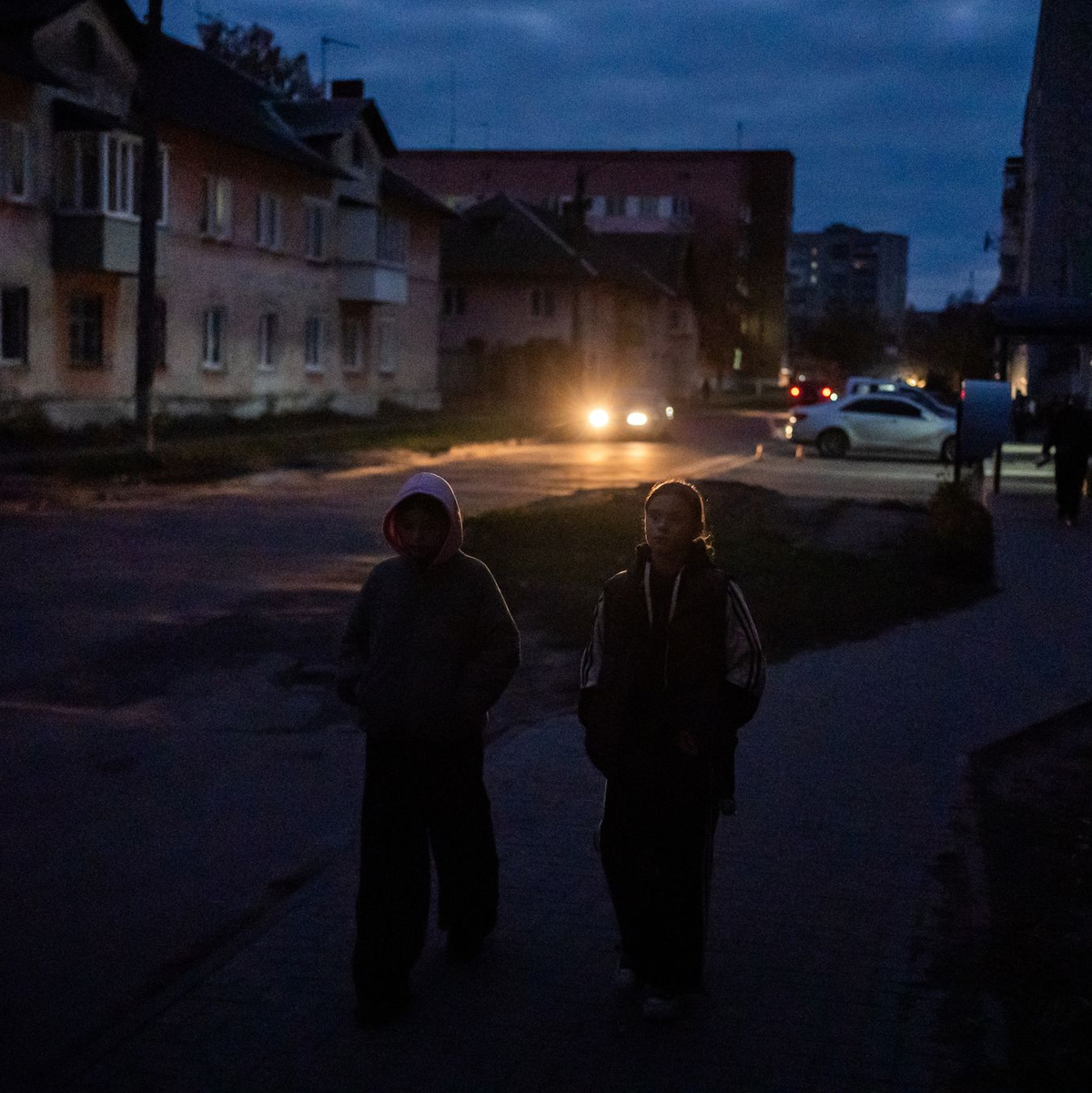 Russische Angriffe haben viele Städte der Ukraine ins Dunkel gestützt.  - Foto: Julia Demaree Nikhinson/AP/dpa