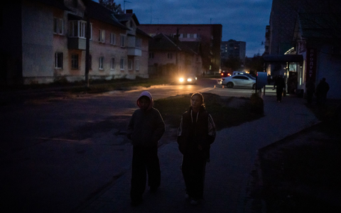 Russische Angriffe haben viele Städte der Ukraine ins Dunkel gestützt.  - Foto: Julia Demaree Nikhinson/AP/dpa