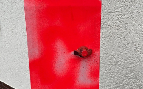 POL-PIROK: Graffiti an Verkehrszählgerät - Foto: presseportal.de