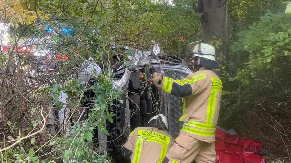 FW Grevenbroich: Feuerwehr befreit eine verletzte Person nach Verkehrsunfall in Grevenbroich - Bild: presseportal.de