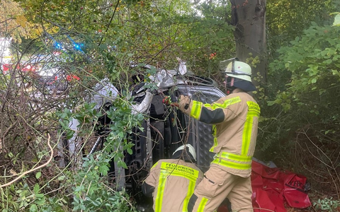 FW Grevenbroich: Feuerwehr befreit eine verletzte Person nach Verkehrsunfall in Grevenbroich - Foto: presseportal.de