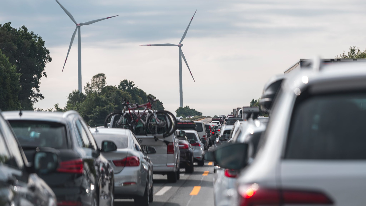 Politiker Streit: Sollen neben E-Autos in der EU ab 2035 auch noch neue Verbrenner zugelassen werden? (Archivbild) - Foto: Daniel Vogl/dpa