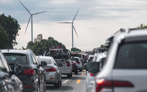 Politiker Streit: Sollen neben E-Autos in der EU ab 2035 auch noch neue Verbrenner zugelassen werden? (Archivbild) - Foto: Daniel Vogl/dpa