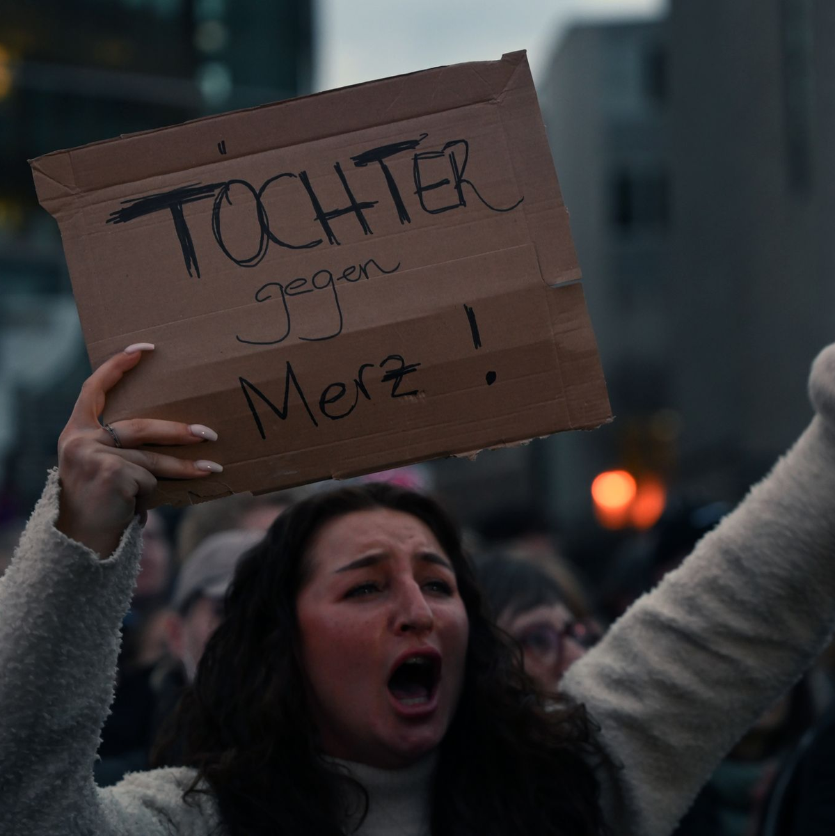 Die frühere Grünen-Vorsitzende Ricarda Lang demonstrierte ebenfalls vor der CDU-Zentrale.  - Foto: Lilli Förter/dpa