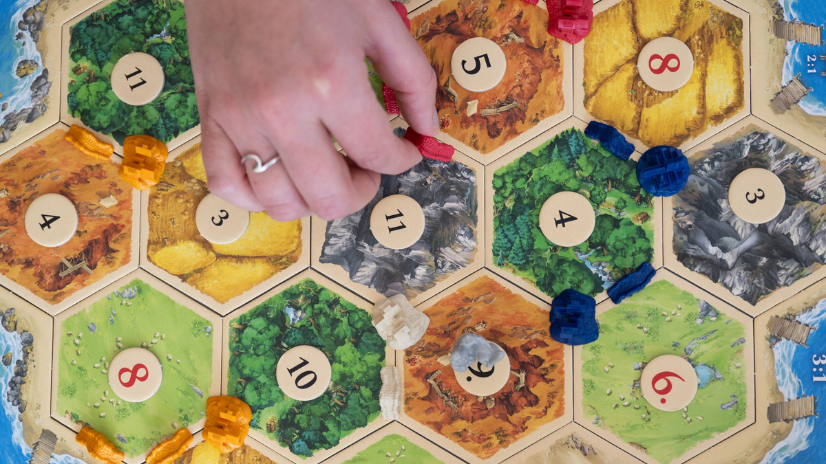 «Catan» wird weltweit und millionenfach gespielt. (Archivbild)  - Foto: Marijan Murat/dpa