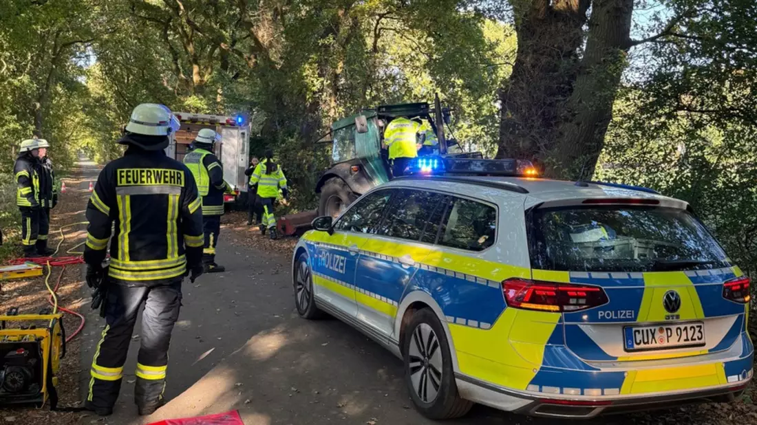 FFW Schiffdorf: Trecker fährt gegen Baum - Fahrer bleibt unverletzt - Bild: presseportal.de