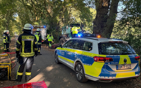 FFW Schiffdorf: Trecker fährt gegen Baum - Fahrer bleibt unverletzt - Foto: presseportal.de