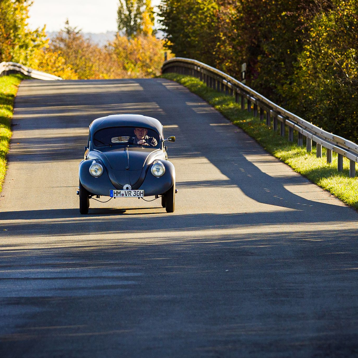 Im Innenraum ist für größere Menschen kaum Platz, die Beine unter das Lenkrad zu bekommen. - Foto: Moritz Frankenberg/dpa