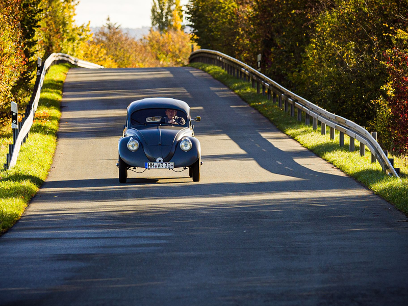 Im Innenraum ist für größere Menschen kaum Platz, die Beine unter das Lenkrad zu bekommen. - Foto: Moritz Frankenberg/dpa