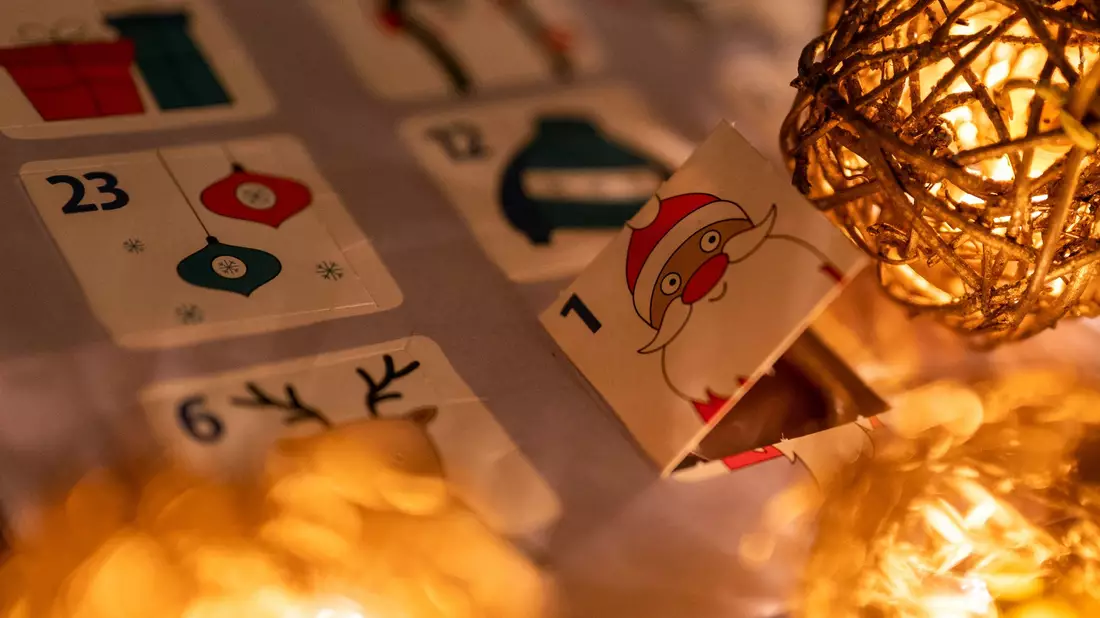 Klassisch und beliebt: Adventskalender mit Schokolade. - Bild: Monika Skolimowska/dpa/dpa-tmn