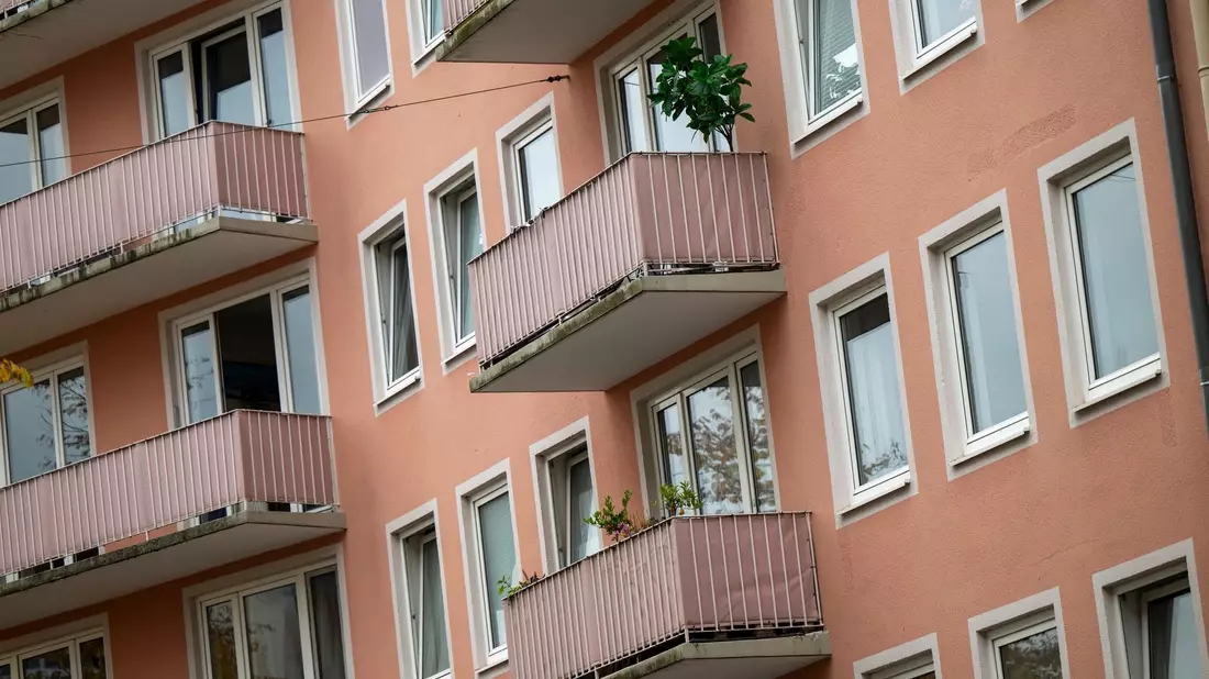 In München lag die durchschnittliche Kaltmiete mit etwa 23 Euro je Quadratmeter an der Spitze. (Archivbild) - Bild: Peter Kneffel/dpa