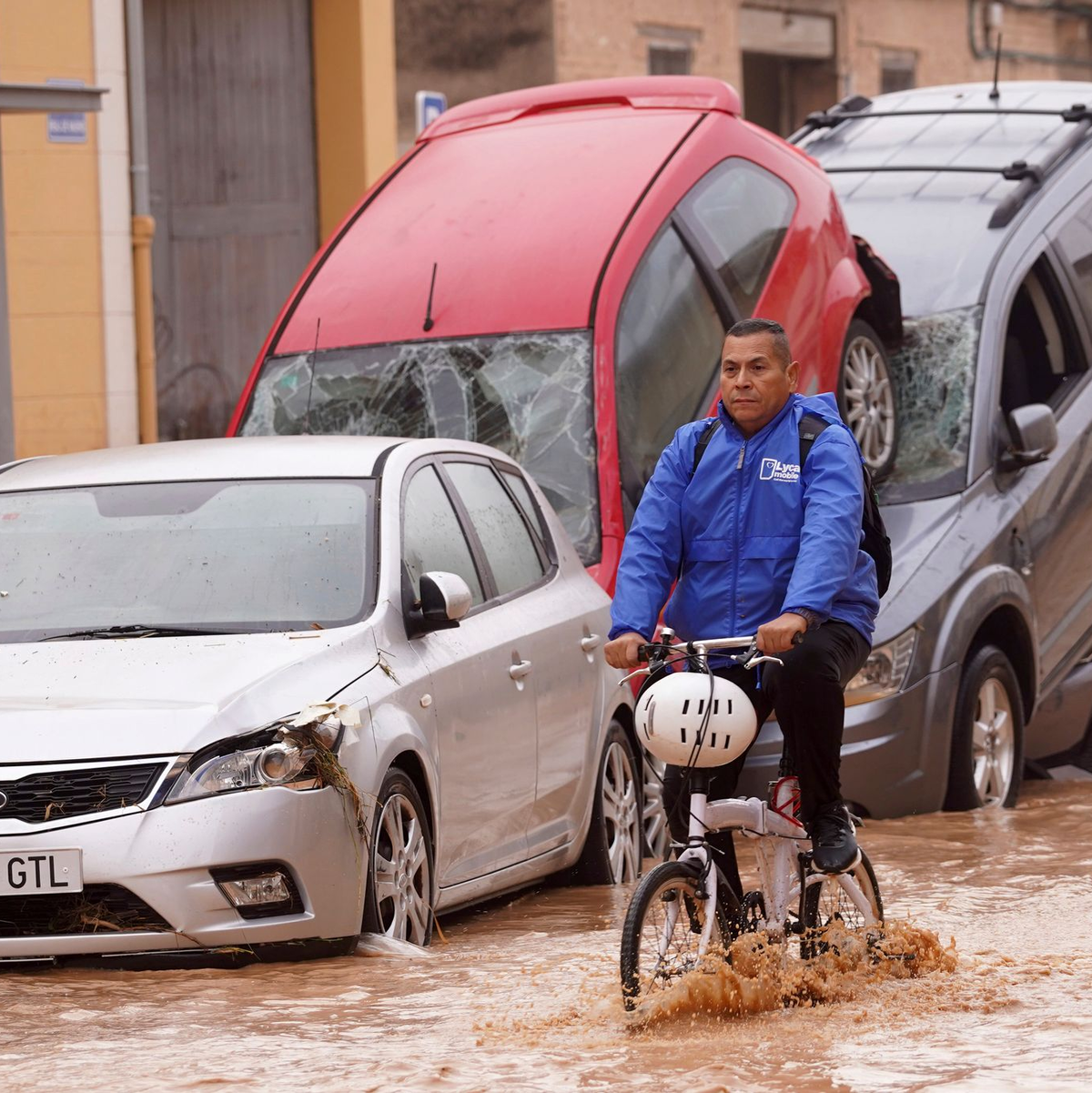 Die wirtschaftlichen Schäden werden auf 17 bis 18 Milliarden Euro geschätzt. (Archivbild) - Foto: Alberto Saiz/AP/dpa