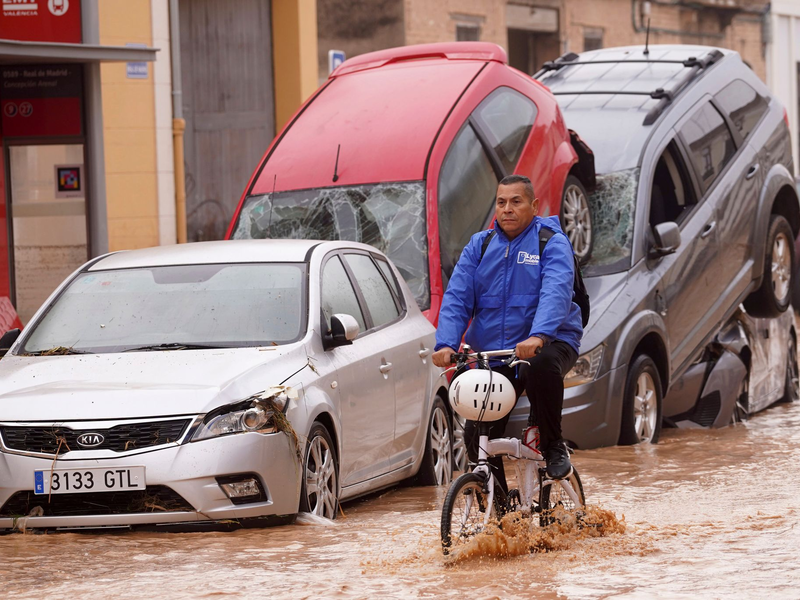 Die wirtschaftlichen Schäden werden auf 17 bis 18 Milliarden Euro geschätzt. (Archivfoto) - Foto: Alberto Saiz/AP/dpa