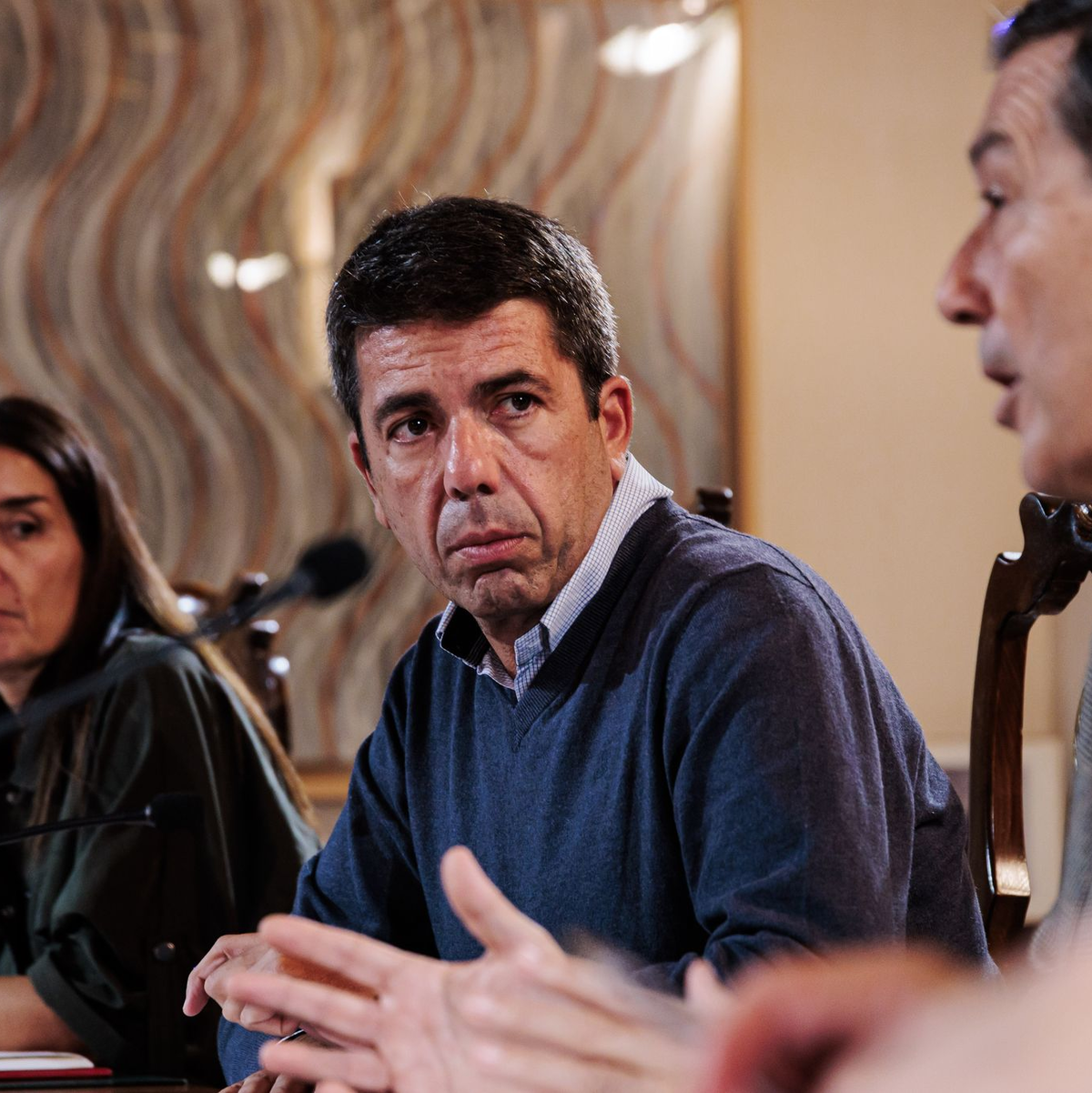 Regionalpräsident Carlos Mazón (Mitte) steht in der Kritik. (Archivfoto) - Foto: Carlos Luján/EUROPA PRESS/dpa