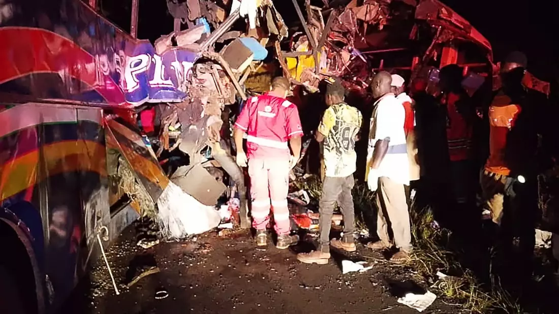 Zwei Reisebusse sind bei einem Überholmanöver frontal aufeinandergestoßen.  - Bild: Uncredited/Uganda Red Cross/AP/dpa
