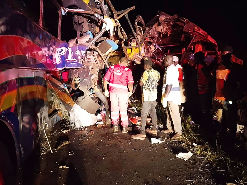 Zwei Reisebusse sind bei einem Überholmanöver frontal aufeinandergestoßen.  - Foto: Uncredited/Uganda Red Cross/AP/dpa