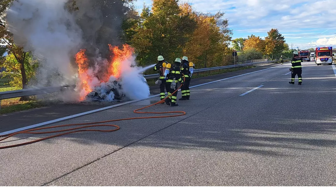 FW-M: Sportwagen auf Autobahn in Flammen (Langwied) - Bild: presseportal.de