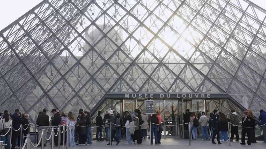 Besucher können wieder durch das Museum schlendern.  - Bild: Thibault Camus/AP/dpa