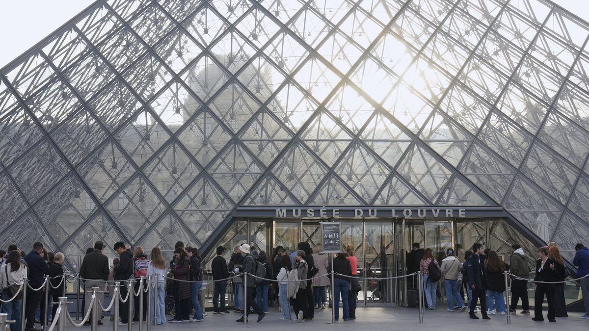 Besucher können wieder durch das Museum schlendern.  - Foto: Thibault Camus/AP/dpa