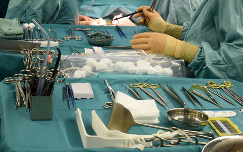 Entnommene Niere wird beim Empfänger transplantiert. (Archivbild) - Foto: Waltraud Grubitzsch/dpa-Zentralbild/dpa