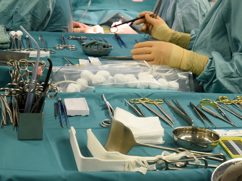 Entnommene Niere wird beim Empfänger transplantiert. (Archivbild) - Foto: Waltraud Grubitzsch/dpa-Zentralbild/dpa