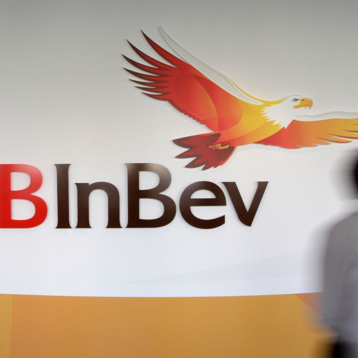 Der weltgrößte Braukonzern AB Inbev bringt sein Lagerbier zurück auf den deutschen Markt. (Archivbild)  - Foto: Yves Logghe/ap/dpa