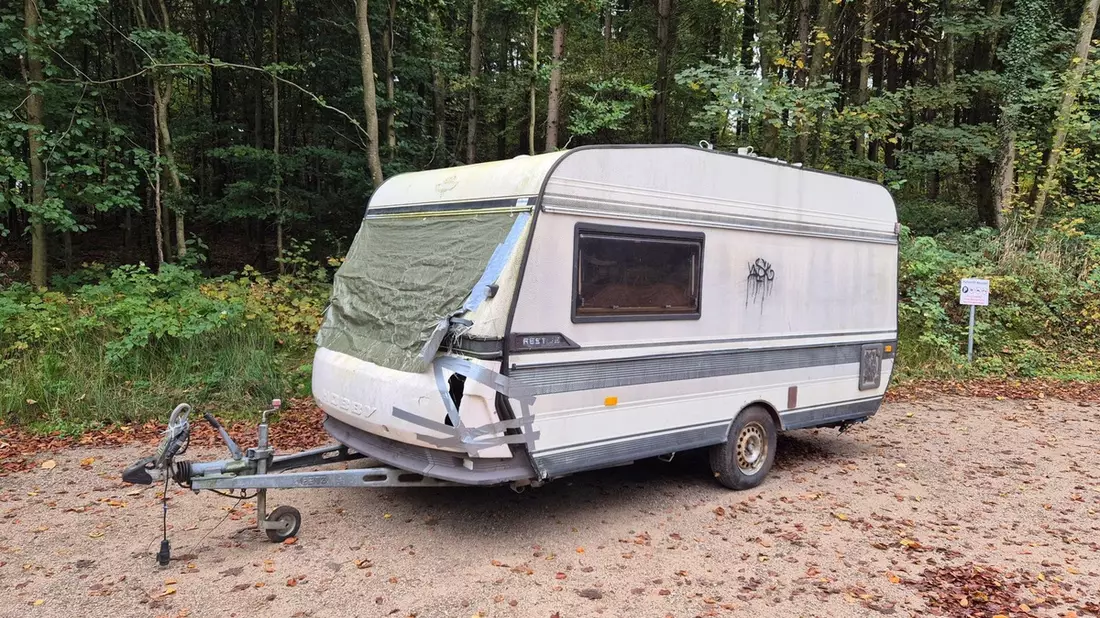 POL-KI: 251022.2 Nehmten: Unbekannte entsorgen Wohnwagen im Ruheforst - Bild: presseportal.de