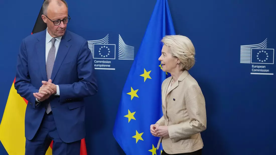 Will Kommissionspräsidentin Ursula von der Leyen konkrete Arbeitsaufträge erteilen: Bundeskanzler Friedrich Merz. (Archivbild) - Bild: Virginia Mayo/AP/dpa