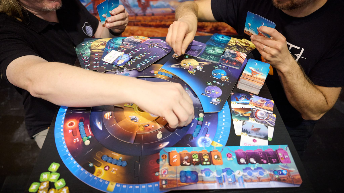 Für einige Spiele brauchen die Kinder eine App. - Foto: Bernd Thissen/dpa