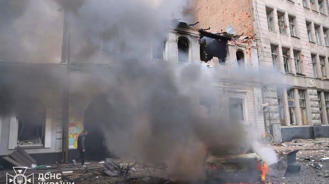 Der Kindergarten in Charkiw wurde von einer russischen Drohne getroffen und geriet in Brand. - Bild: Uncredited/Ukrainian Emergency Service via AP/dpa