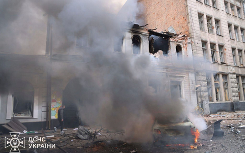 Der Kindergarten in Charkiw wurde von einer russischen Drohne getroffen und geriet in Brand. - Foto: Uncredited/Ukrainian Emergency Service via AP/dpa