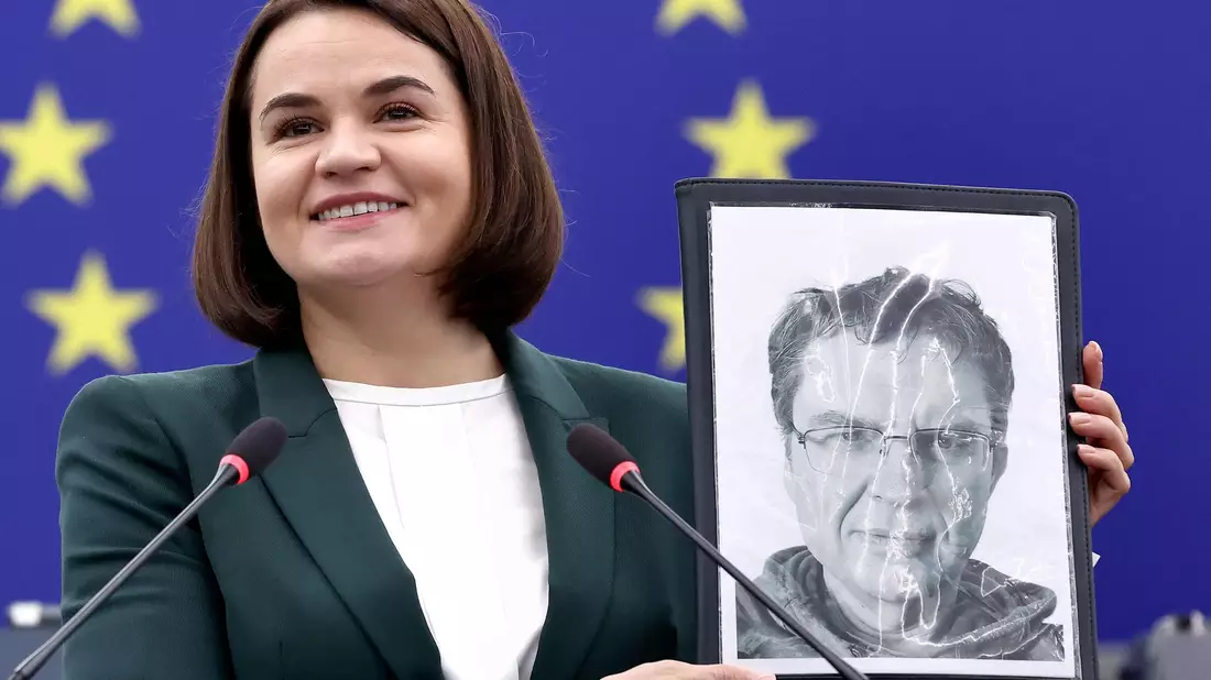 Die belarussische Oppositionsführerin Swetlana Tichanowskaja zeigt ein Bild von Andrzej Poczobut.  - Bild: Frederick Florin/AFP/dpa