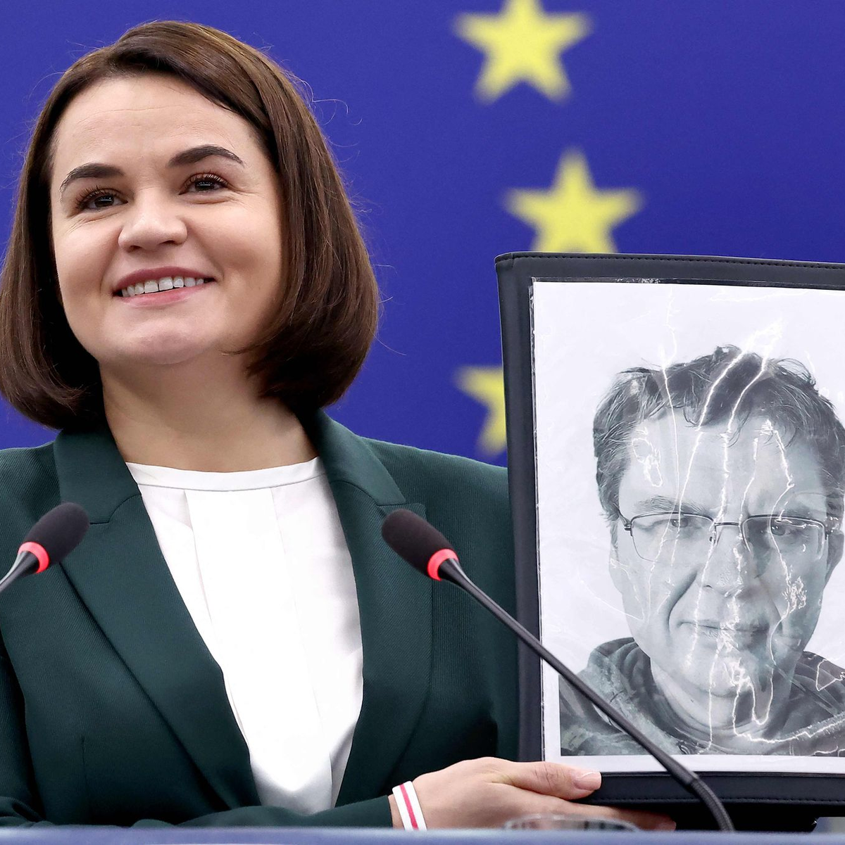 Die belarussische Oppositionsführerin Swetlana Tichanowskaja zeigt ein Bild von Andrzej Poczobut.  - Foto: Frederick Florin/AFP/dpa