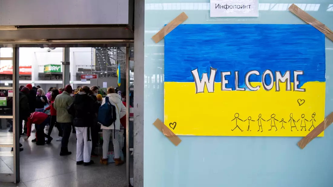 In den ersten Kriegsmonaten, als die ersten Flüchtlinge ankamen, war die Hilfsbereitschaft vielerorts groß. (Archivfoto - Bild: Sven Hoppe/dpa