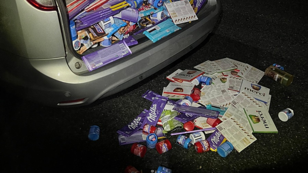 HZA-MS: Zuckersüße Beute: Zoll entdeckt Schokoladen-Berg im Kofferraum / Mutmaßlich gestohlene Waren im Wert von ca. 3.800 Euro sichergestellt - Foto: presseportal.de