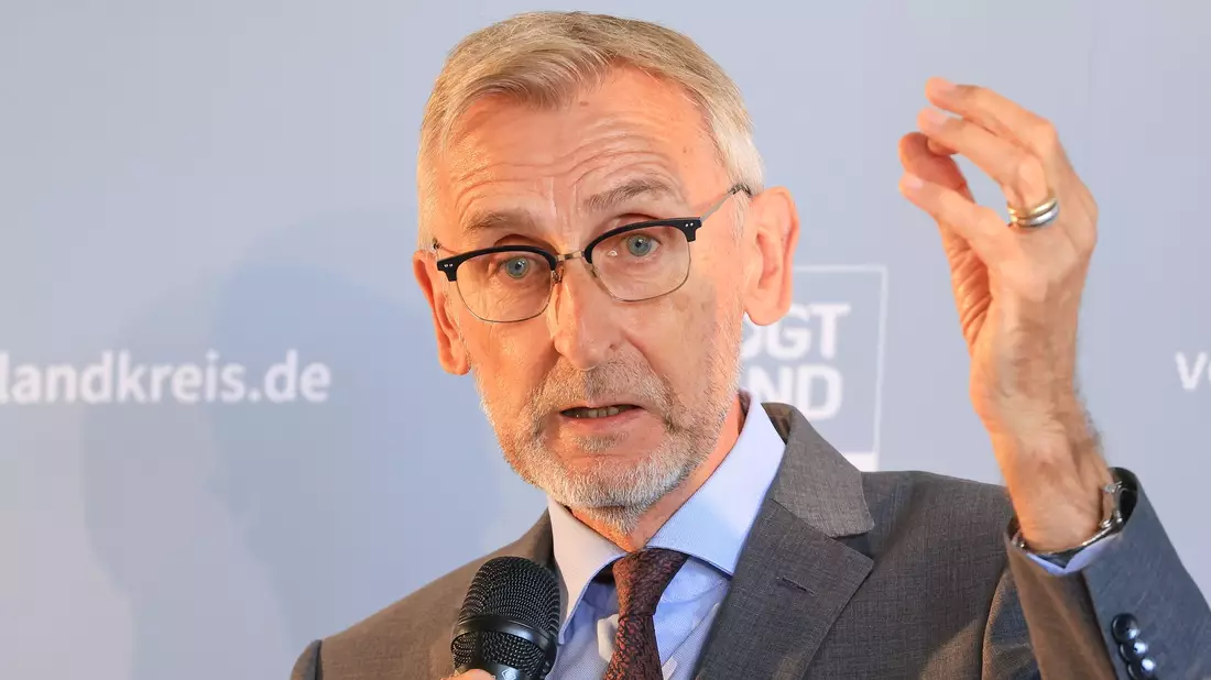 Sachsens Innenminister, Armin Schuster (CSU), sagt, die Umstellung auf Asylbewerberleistungen für neu angekommene ukrainische Flüchtlinge müsse jetzt schnell kommen. (Archivfoto) - Bild: Jan Woitas/dpa