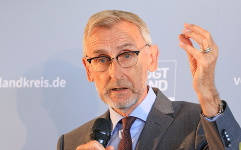 Sachsens Innenminister, Armin Schuster (CSU), sagt, die Umstellung auf Asylbewerberleistungen für neu angekommene ukrainische Flüchtlinge müsse jetzt schnell kommen. (Archivfoto) - Foto: Jan Woitas/dpa