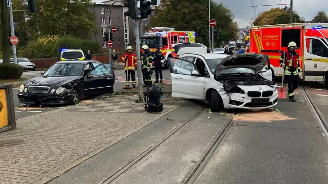 FW-MH: Verkehrsunfall Aktienstraße/ Mellinghofer Straße - drei verletzte Personen - Bild: presseportal.de
