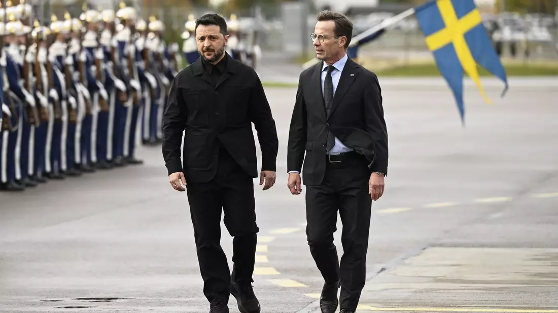 Der ukrainische Präsident Wolodymyr Selenskyj (links) wurde am Mittwoch von Regierungschef Ulf Kristersson (rechts) in Linköping begrüßt. - Bild: Fredrik Sandberg/TT News Agency via AP/dpa