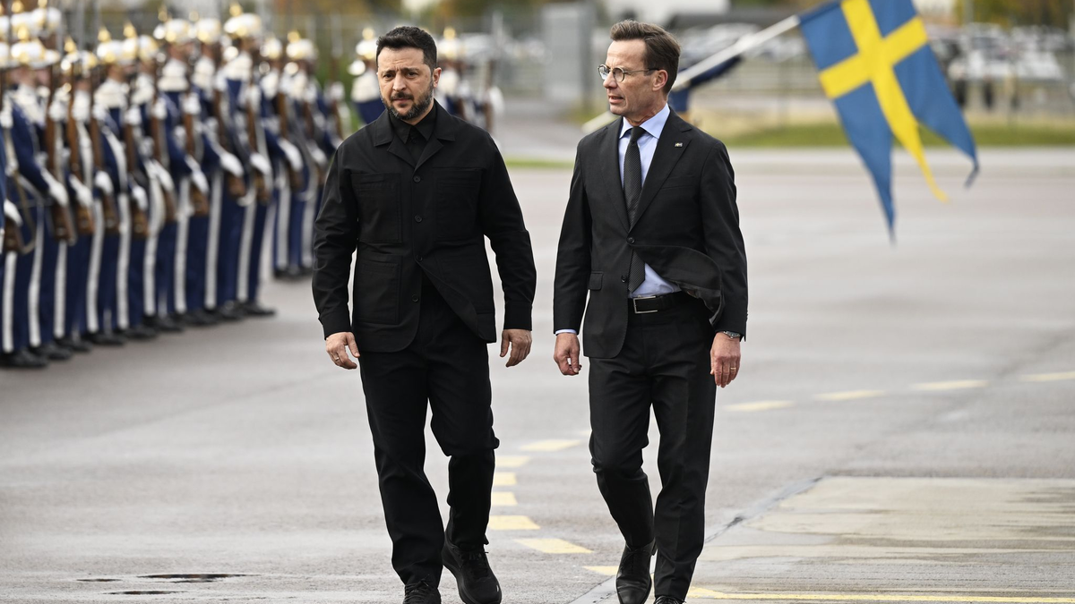 Der ukrainische Präsident Wolodymyr Selenskyj (links) wurde am Mittwoch von Regierungschef Ulf Kristersson (rechts) in Linköping begrüßt. - Foto: Fredrik Sandberg/TT News Agency via AP/dpa