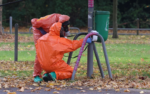 Die Polizei sperrte in einem Radius von rund 100 Metern das Gelände. - Foto: David Young/dpa