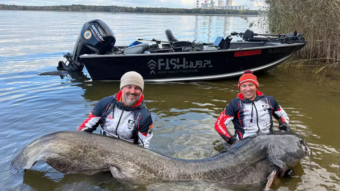 Zwei Angler in Polen haben einen fast drei Meter langen Wels gefangen. (Foto Handout) - Bild: Polska Akademia Wedkarska/dpa