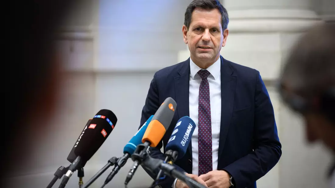 Ministerpräsident Olaf Lies (SPD) sorgt sich um die Autobranche im VW-Land Niedersachsen. (Archivbild) - Bild: Bernd von Jutrczenka/dpa