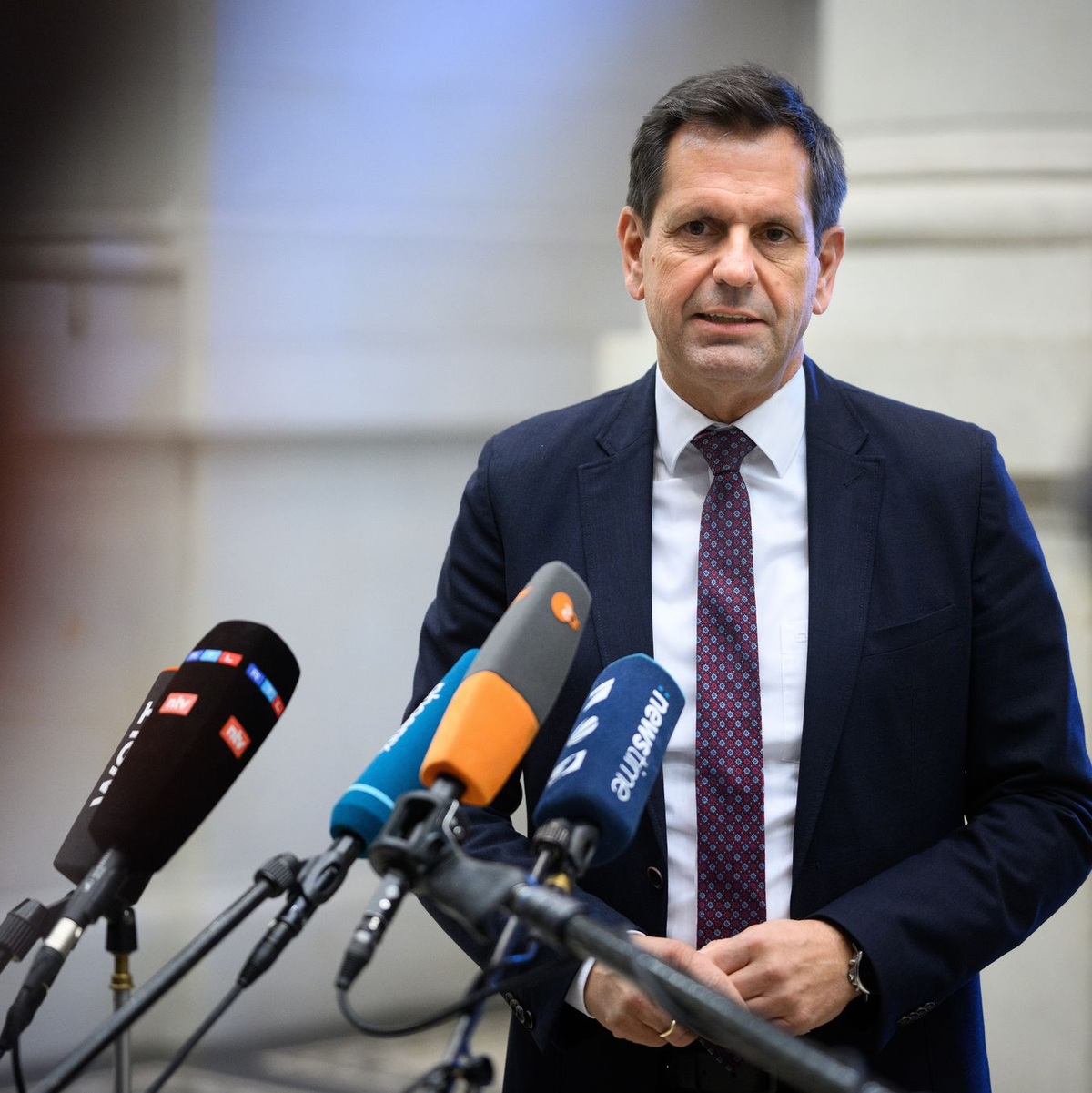 Ministerpräsident Olaf Lies (SPD) sorgt sich um die Autobranche im VW-Land Niedersachsen. (Archivbild) - Foto: Bernd von Jutrczenka/dpa