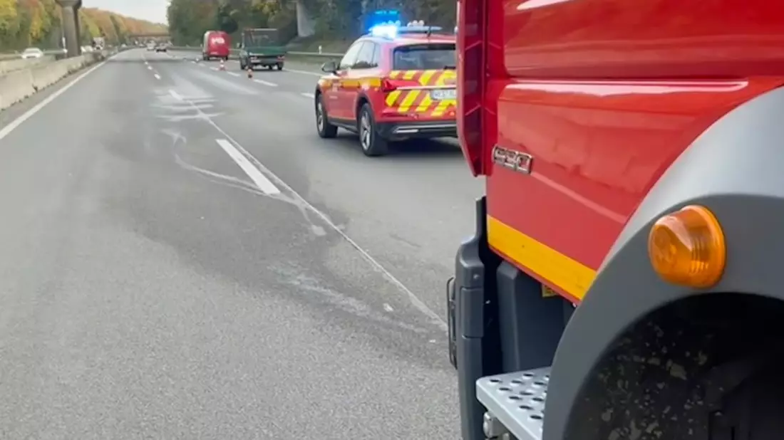 FW Alpen: Ölspur auf der A57 - Bild: presseportal.de